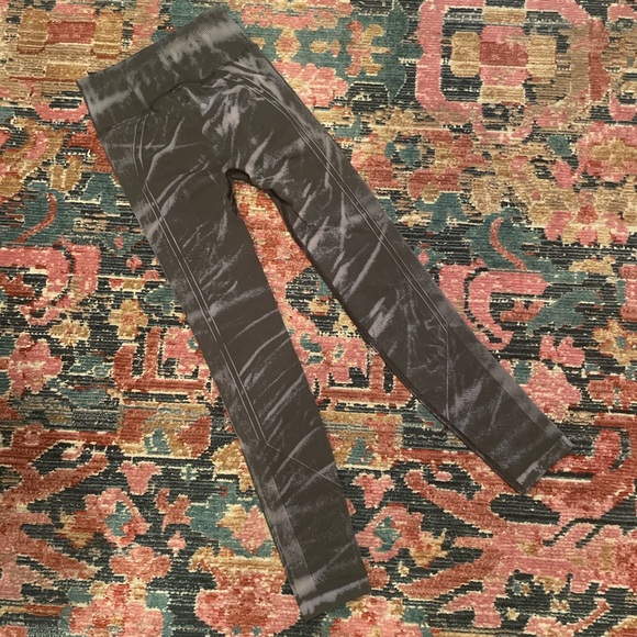 Lululemon tie dye leggings worn only a few times - Picture 3 of 4
